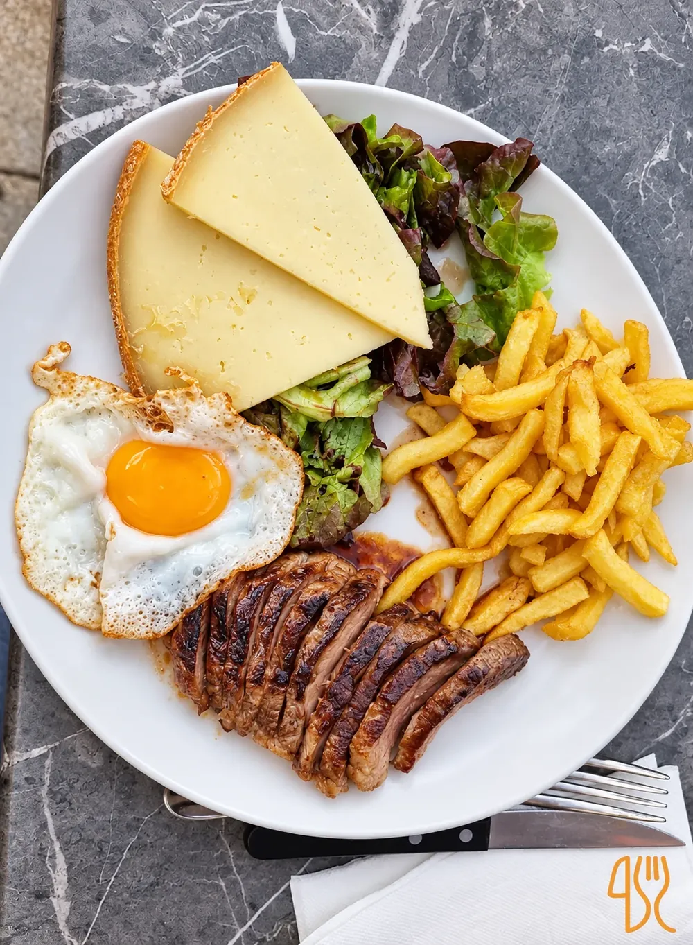 Lomo plancha, fromage, œuf au plat et frites, en terrasse